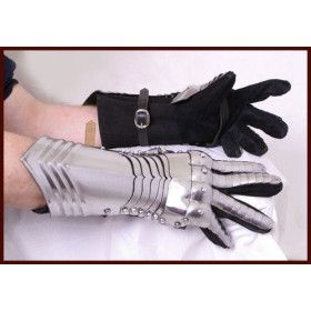 Articulated medieval gloves